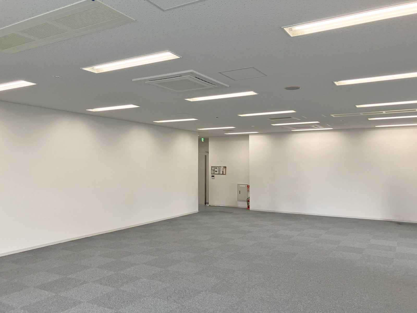 貸室奥側から見た室内