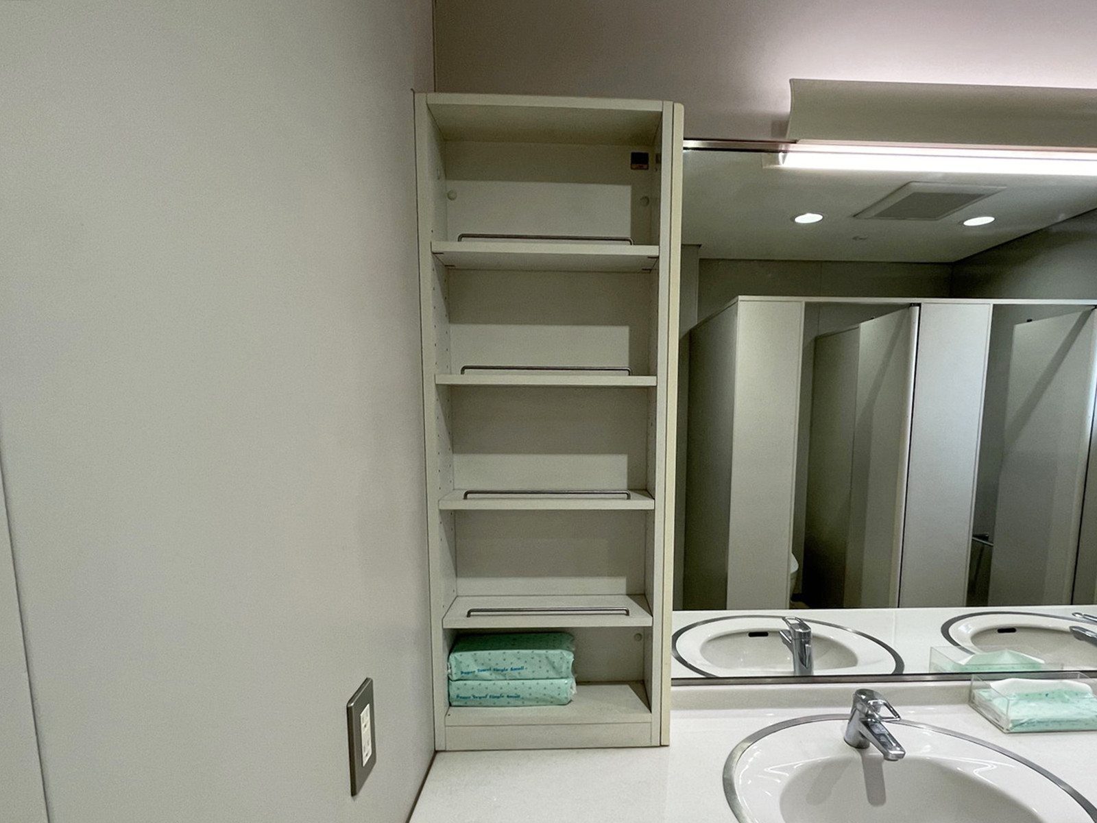 トイレ内の収納棚