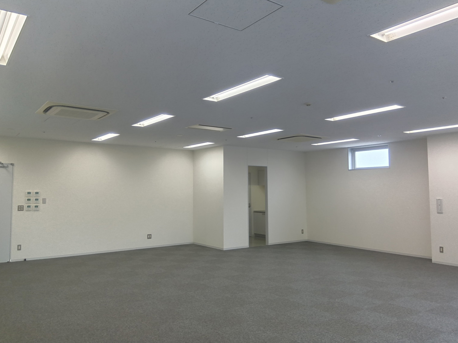 貸室奥側から見た室内