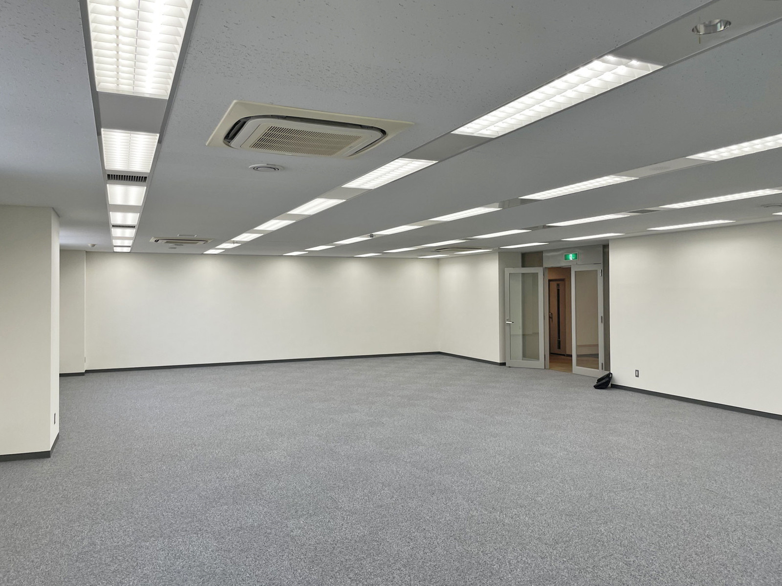 貸室奥側から見た室内