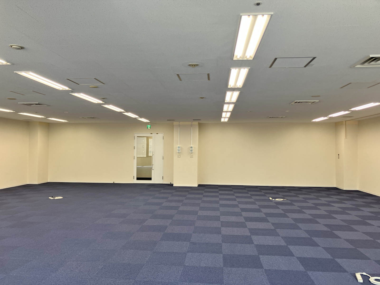 貸室奥側から見た室内