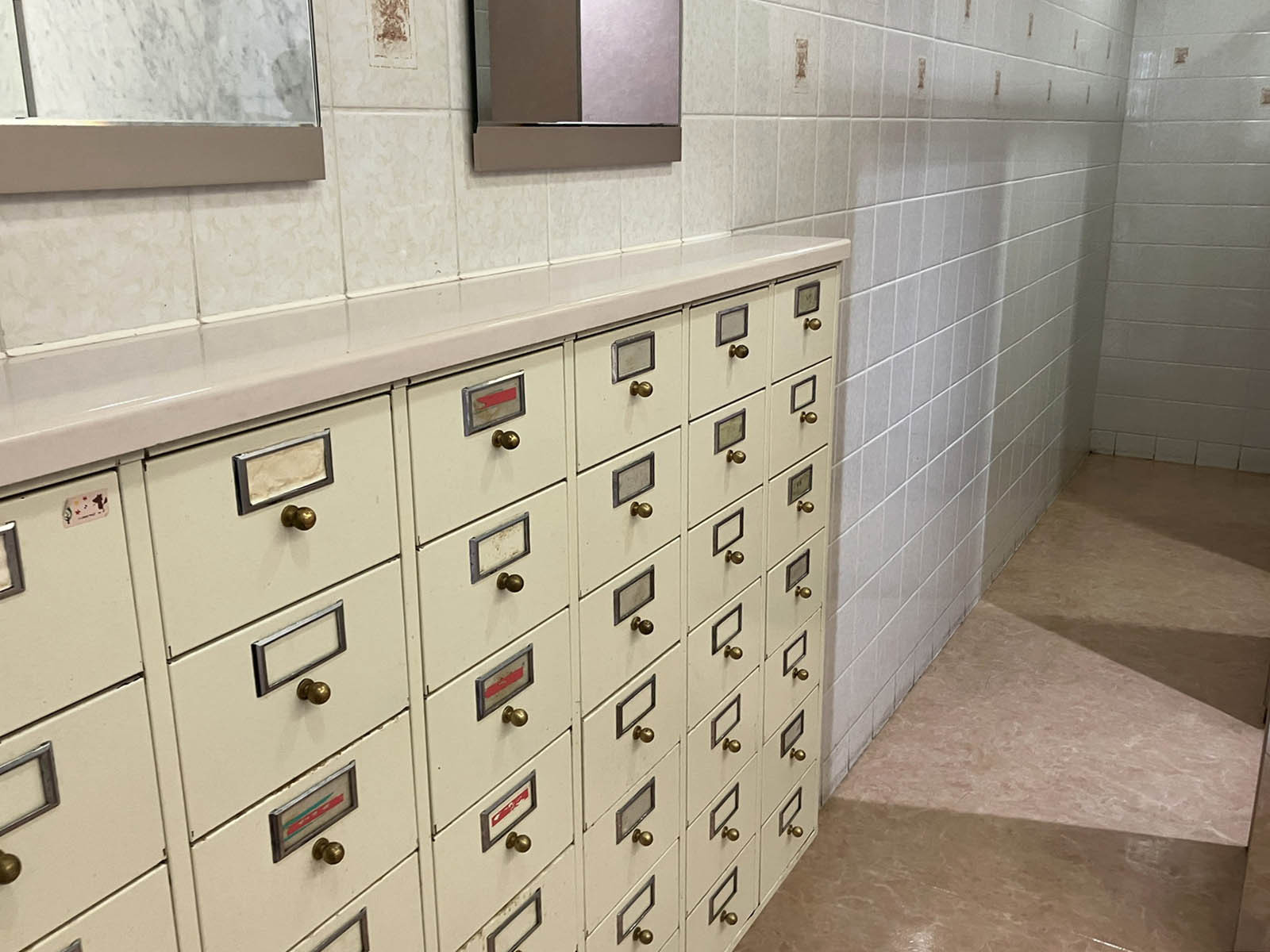 女性トイレ収納棚