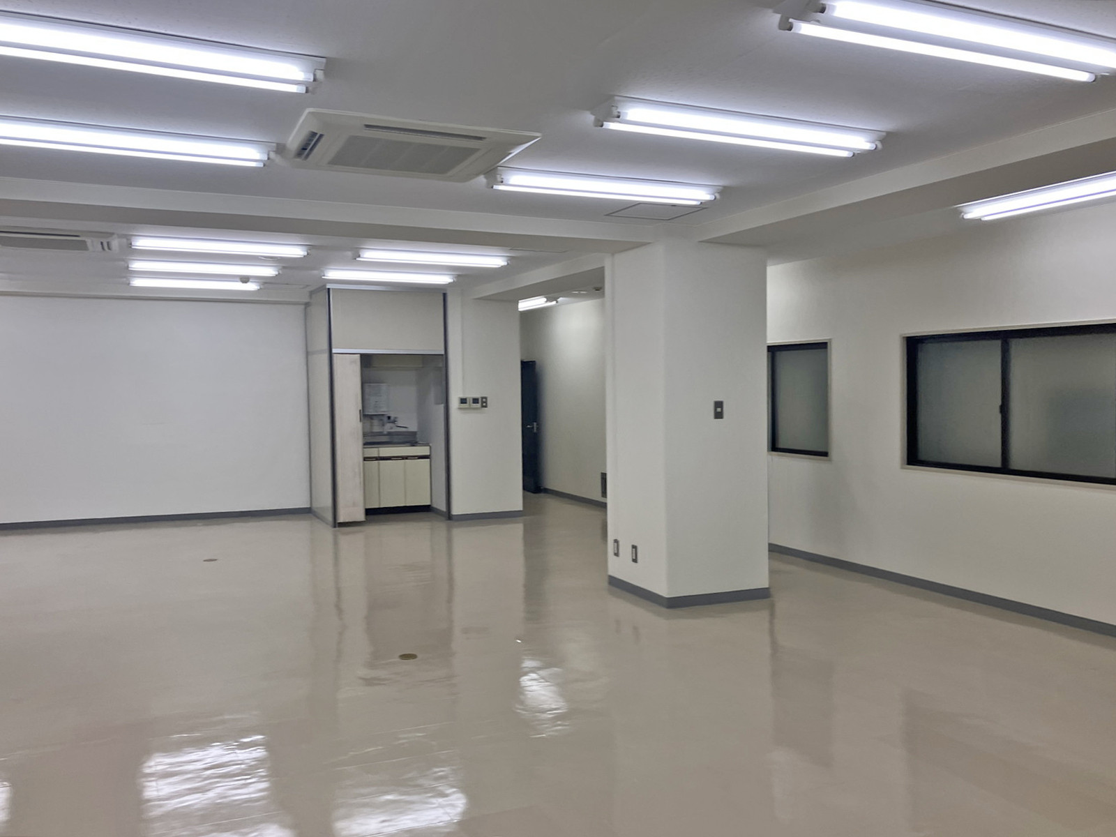 貸室奥側から見た室内
