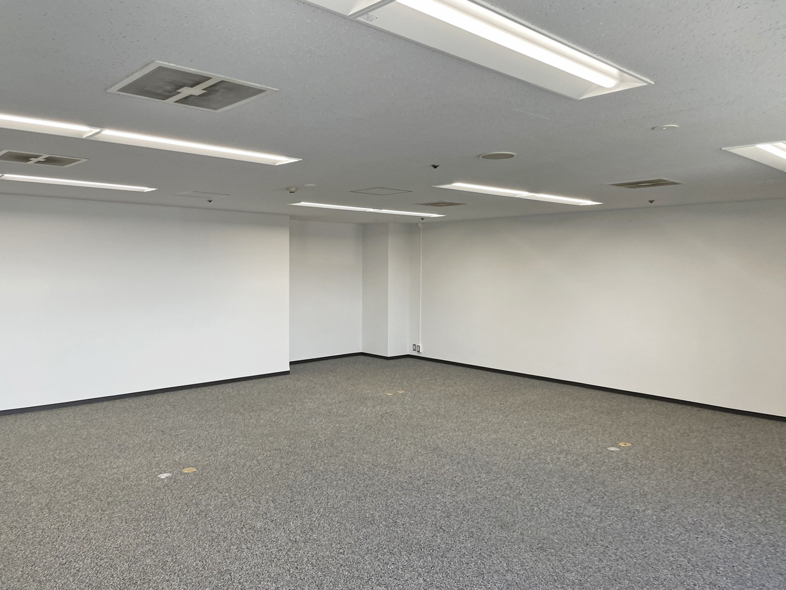 貸室奥側から見た室内