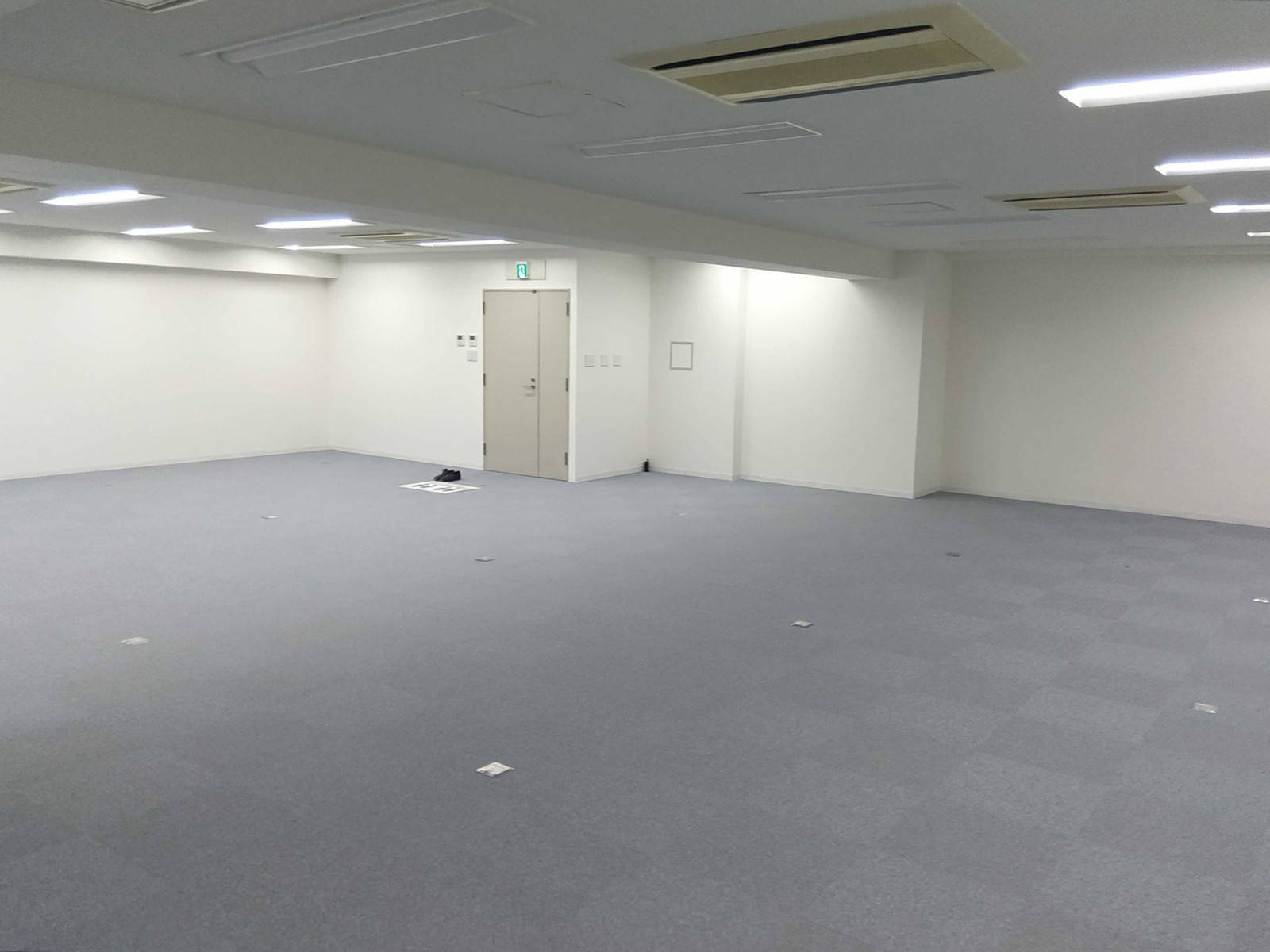 貸室奥側から見た室内