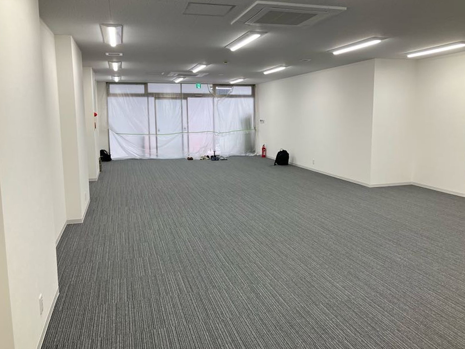貸室奥側から見た室内