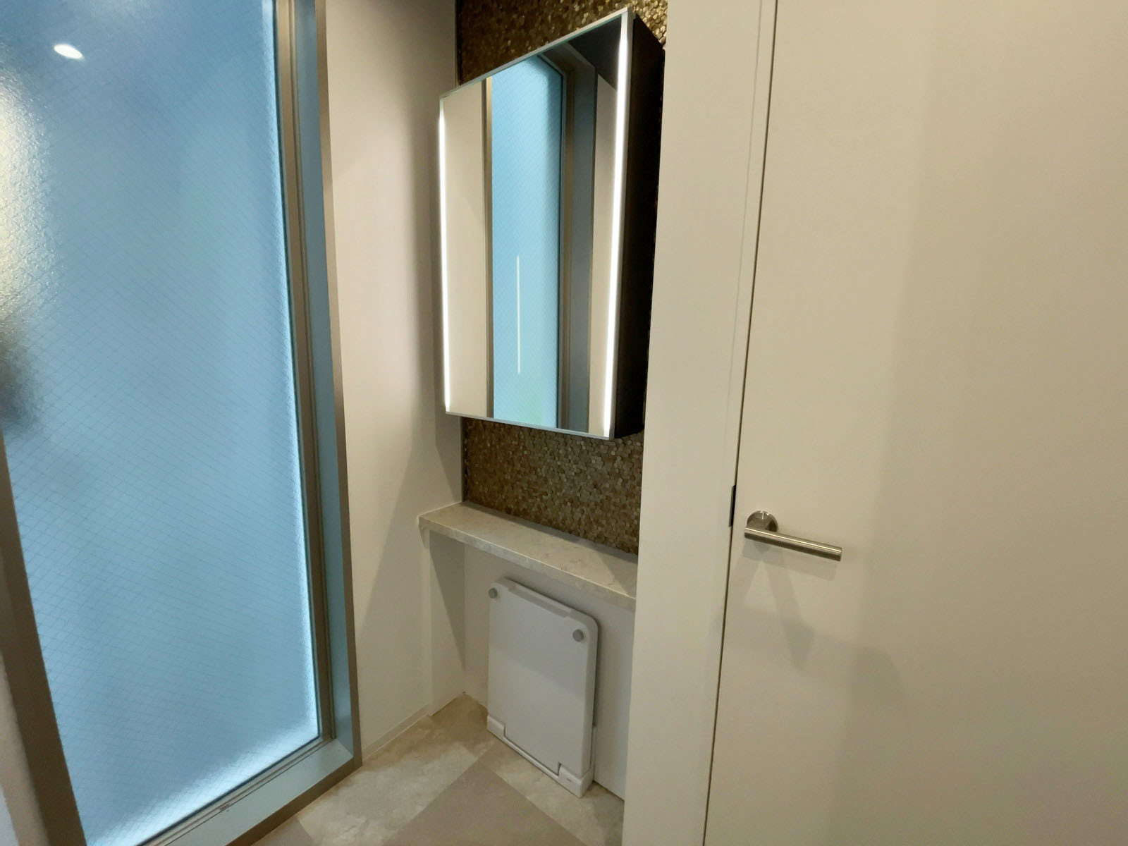 女性用トイレ内のパウダーコーナーと着替え台