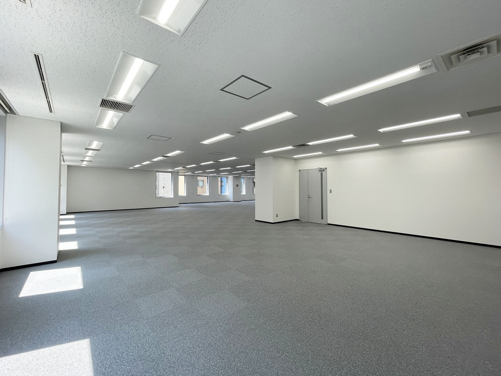 貸室奥側から見た室内