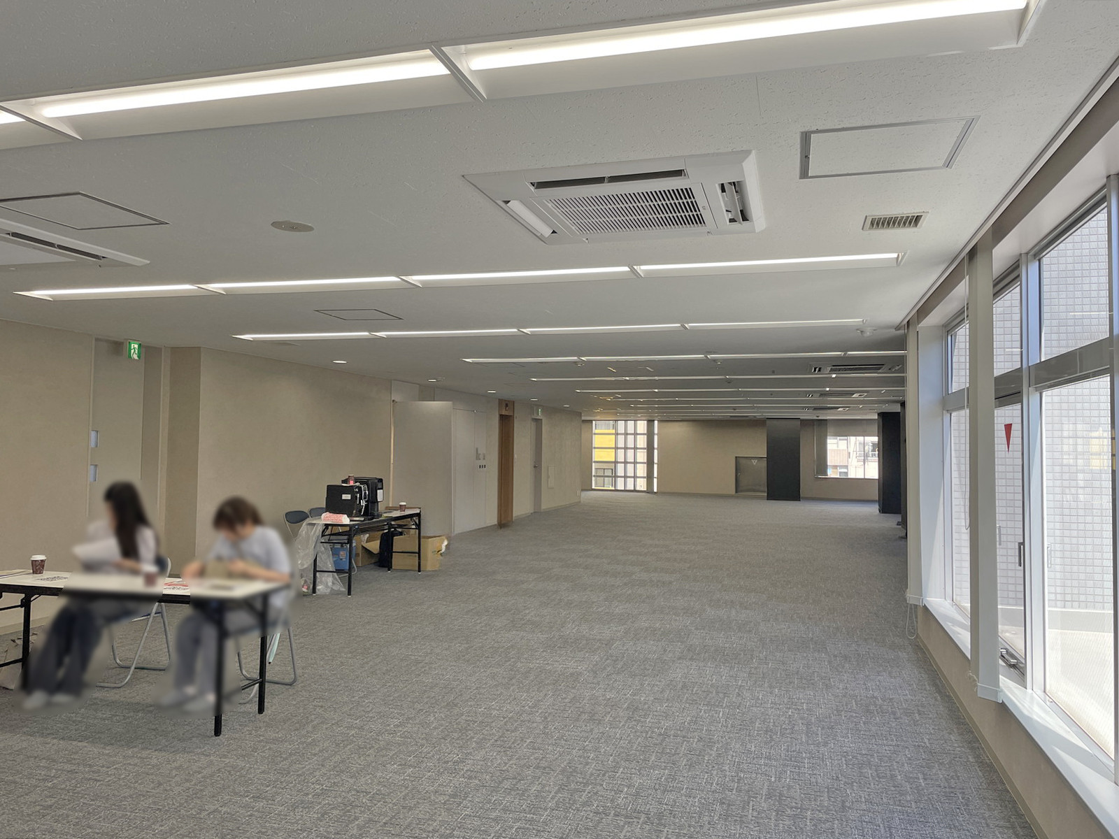 貸室奥側から見た室内