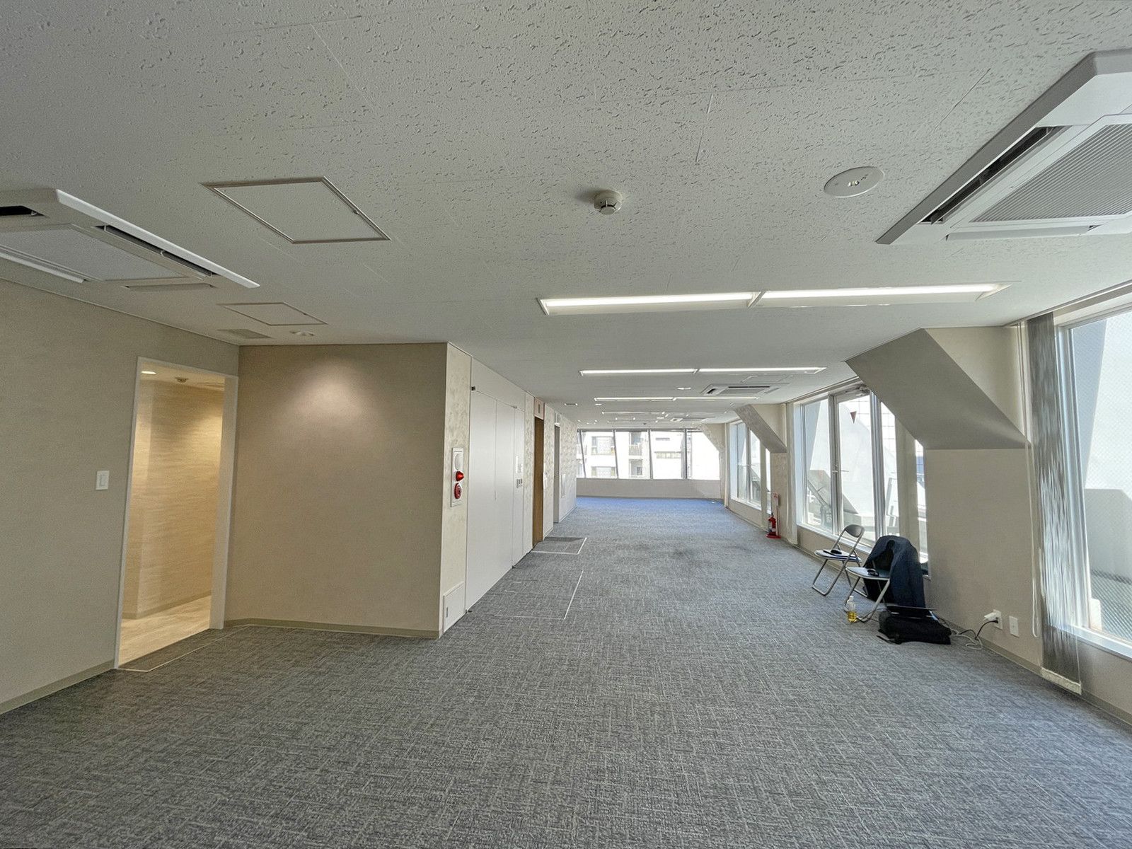 貸室奥側から見た室内