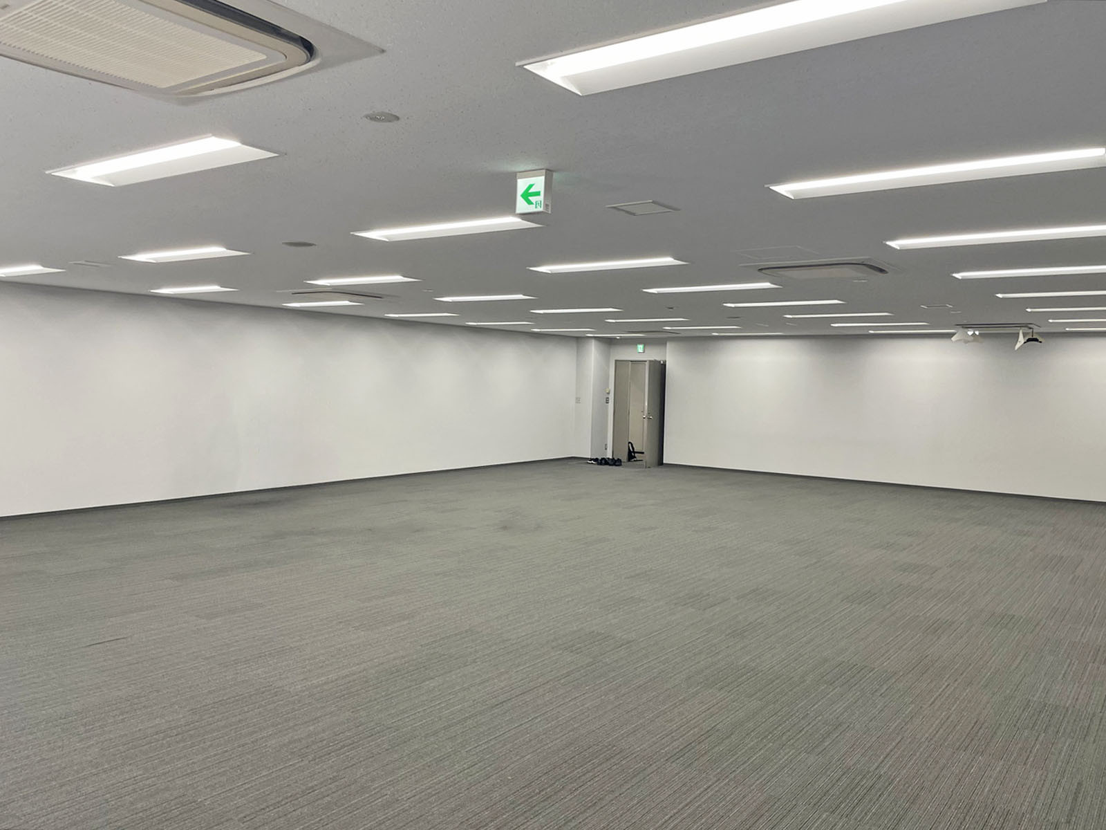貸室奥側から見た室内