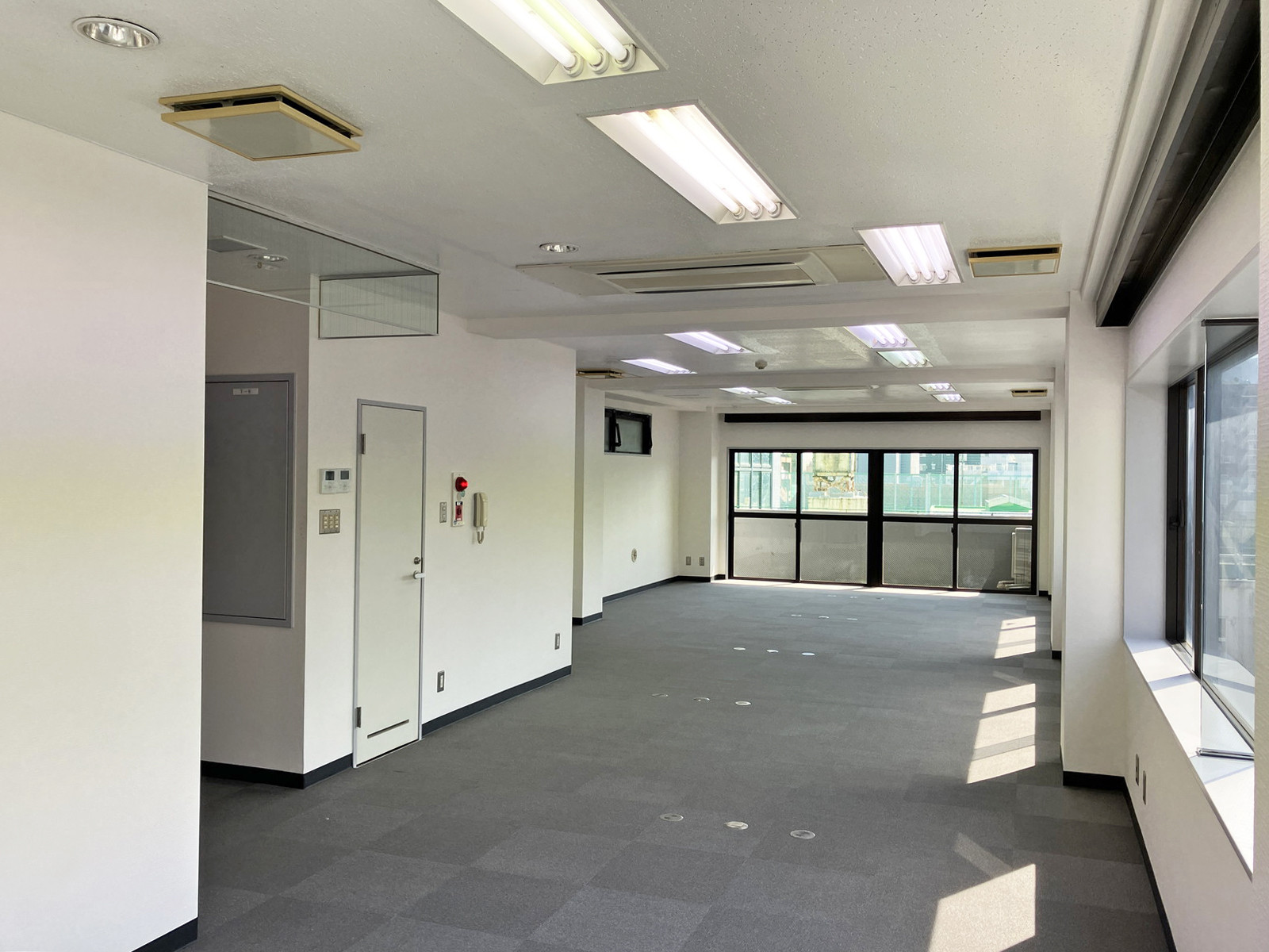 貸室奥側から見た室内