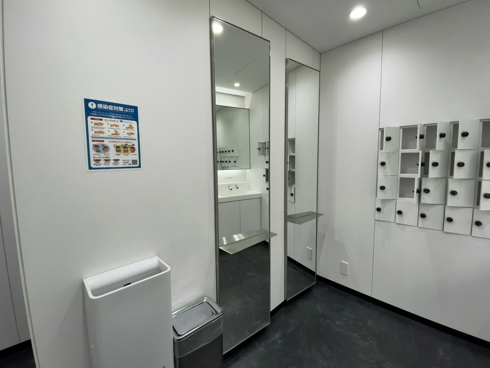 女性用トイレのパウダーコーナー
