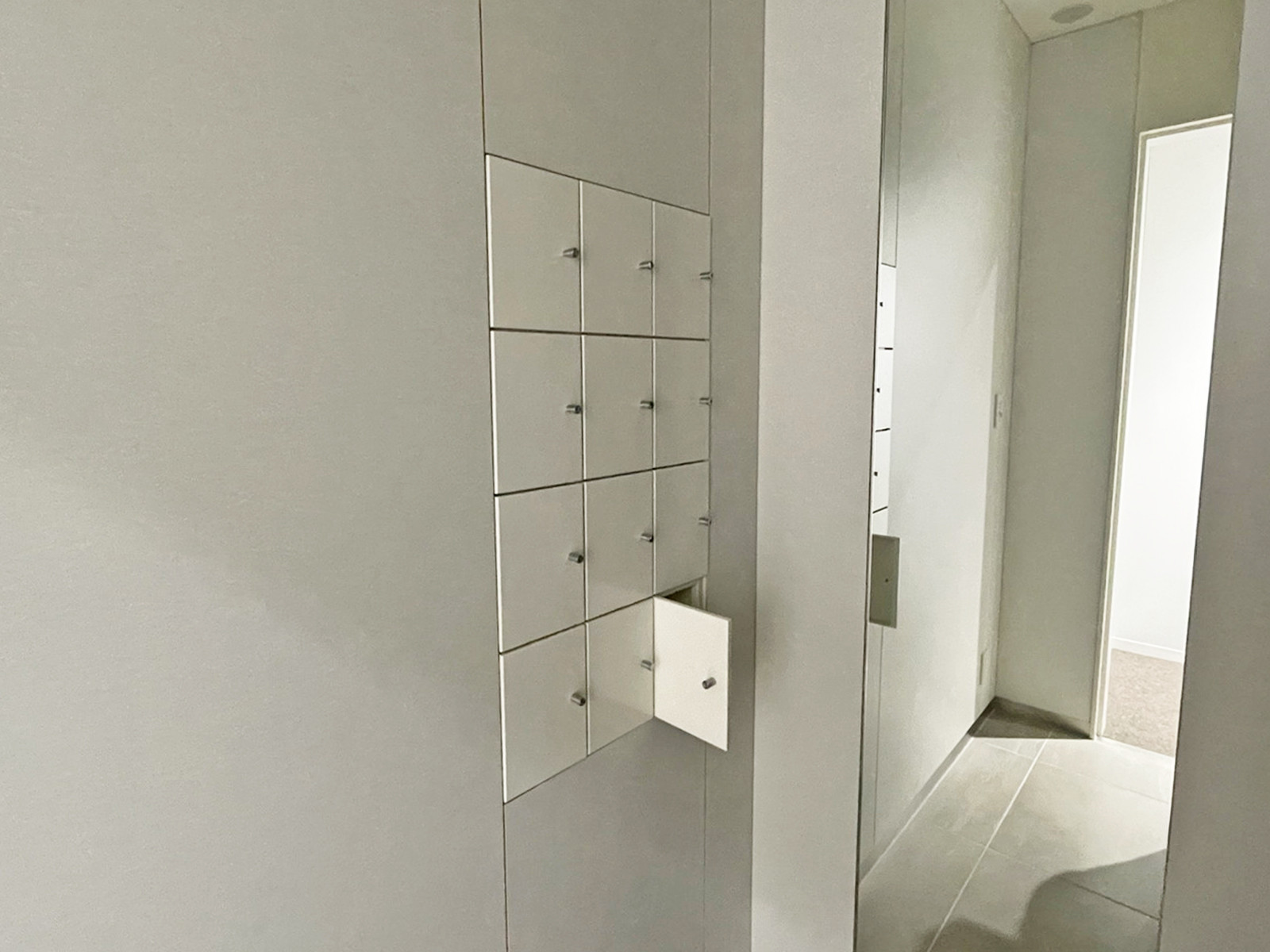 女性トイレ専用収納棚