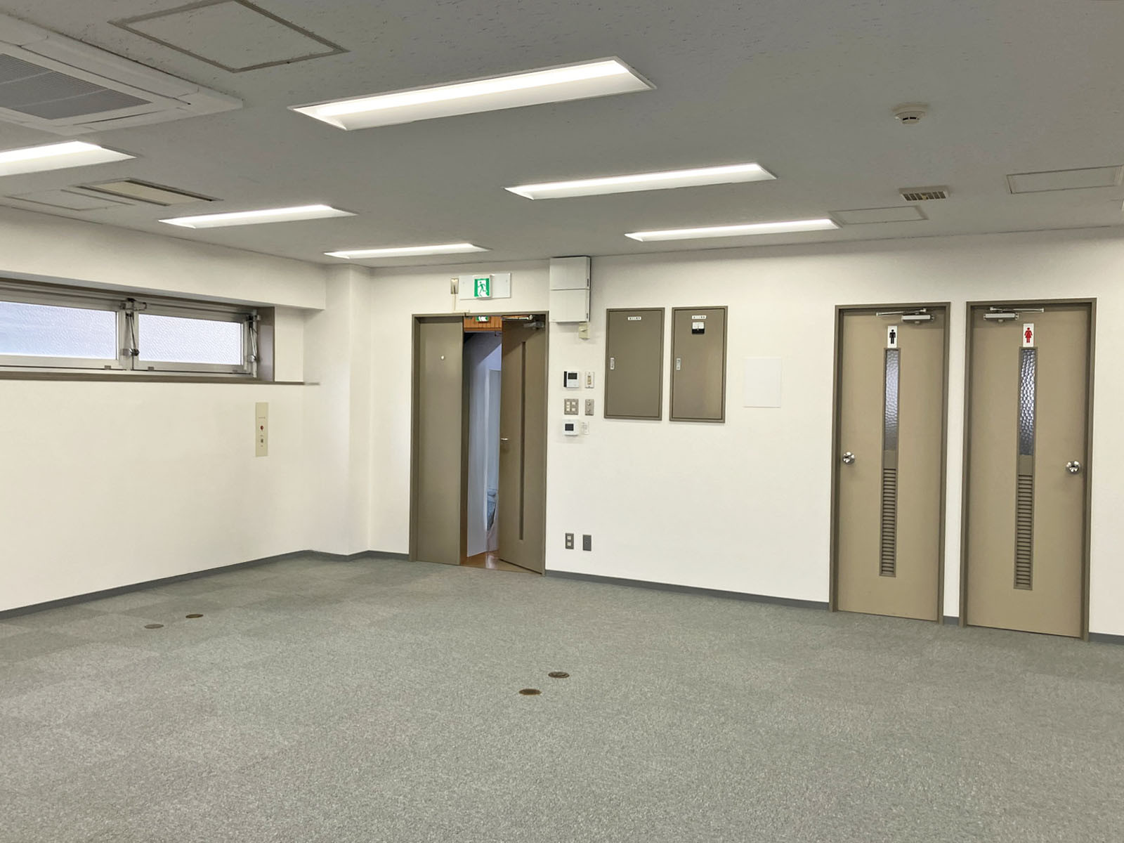 貸室奥側から見た室内