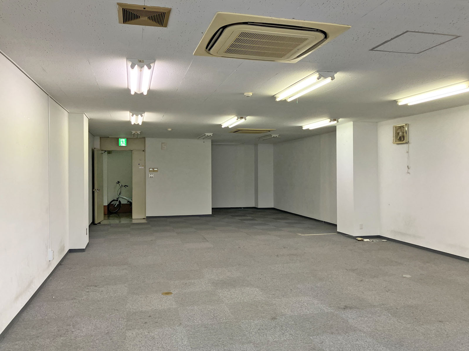 貸室奥側から見た室内