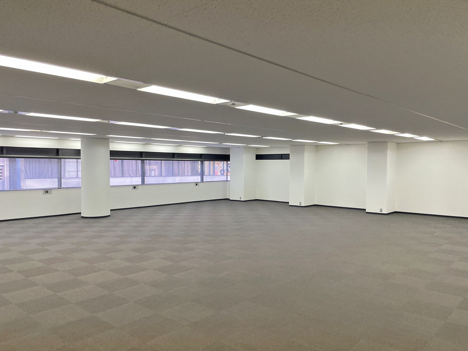 貸室奥側から見た室内