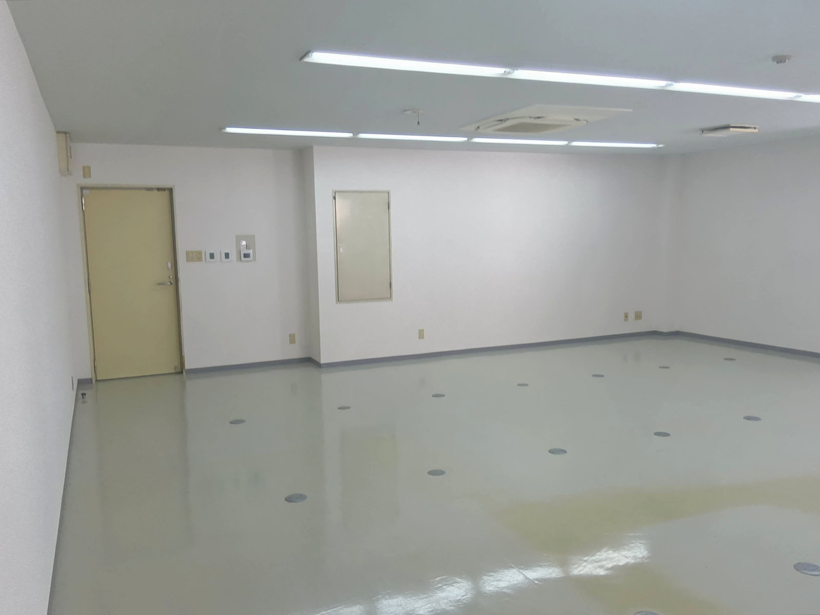 貸室奥側から見た室内