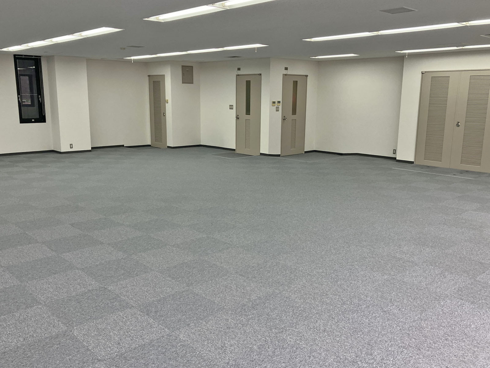 貸室奥側から見た室内