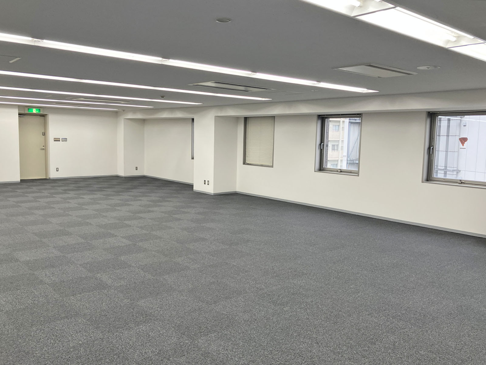 貸室奥側から見た室内