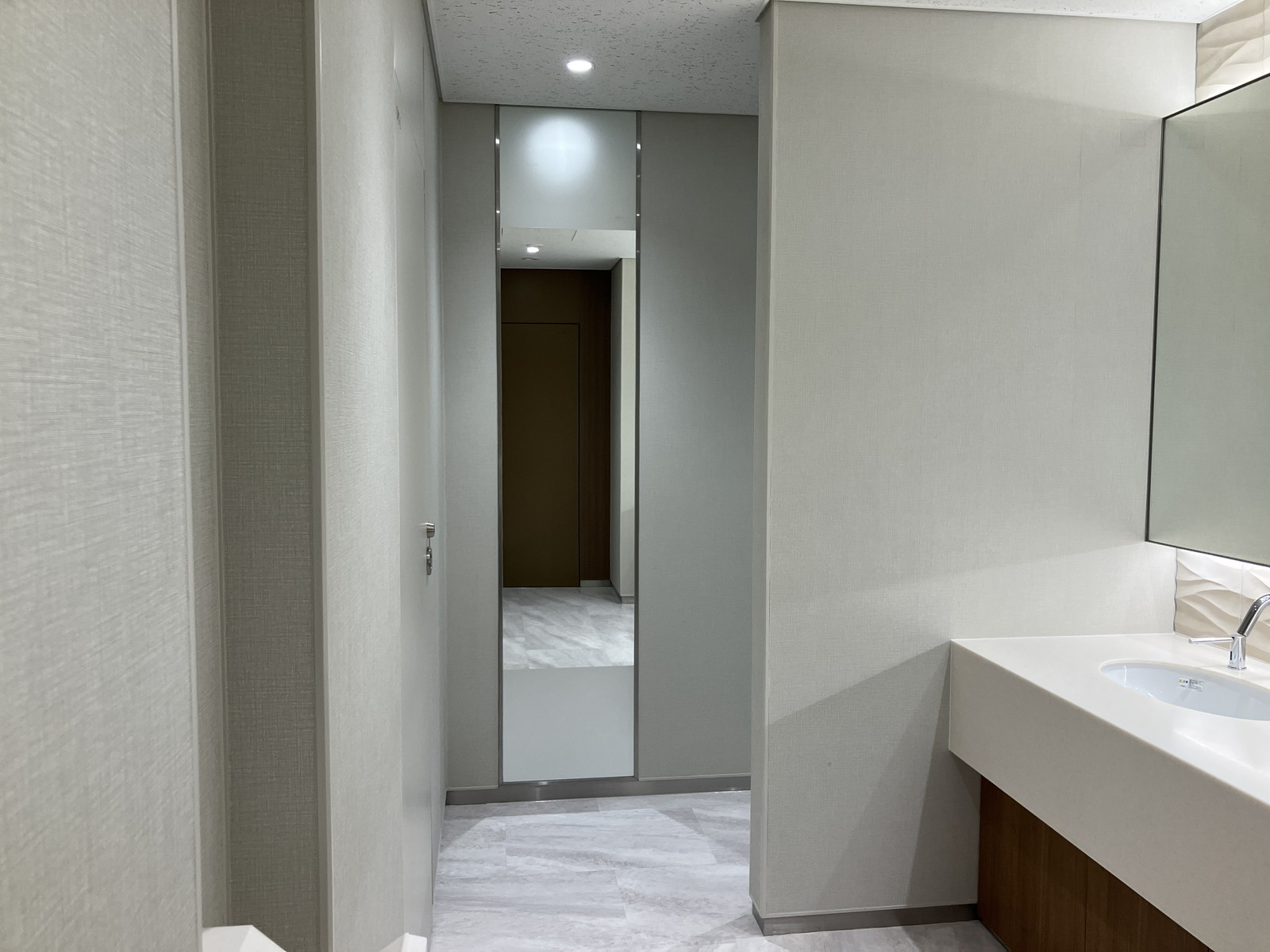 トイレ内の全身鏡