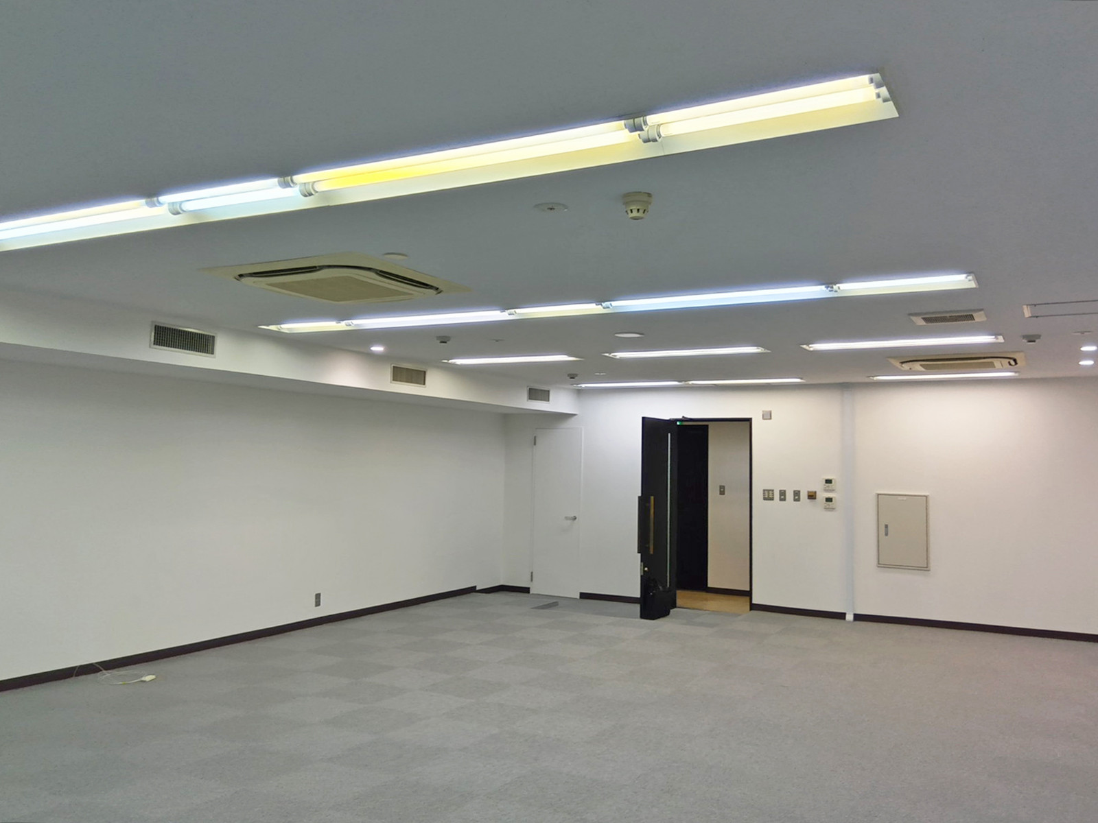 貸室奥側から見た室内