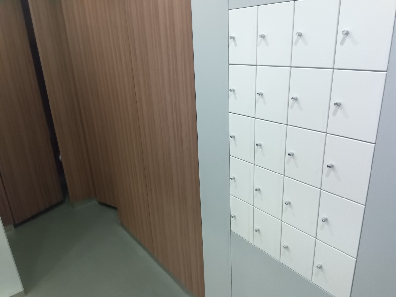 女性トイレ収納棚