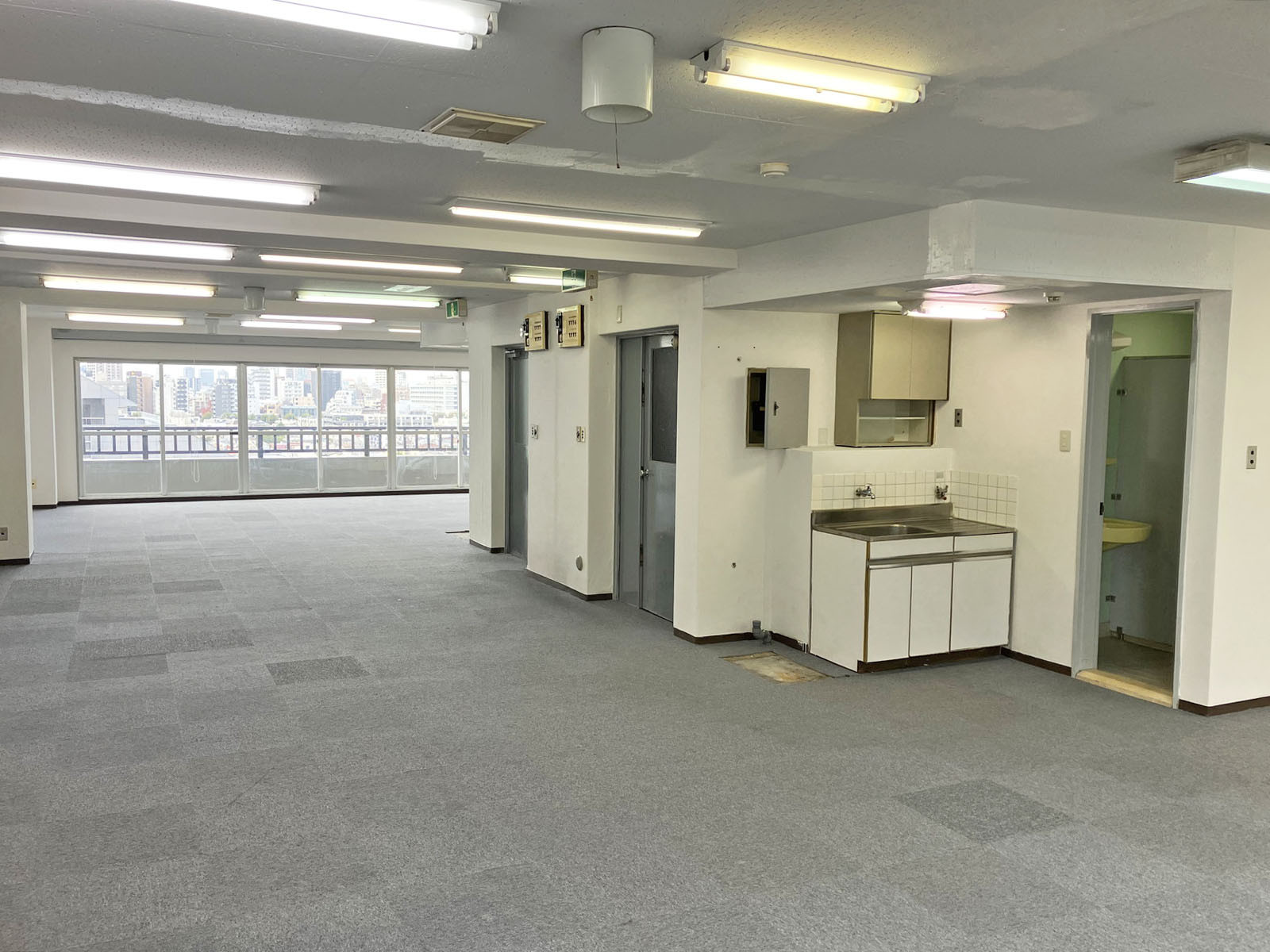 貸室奥側から見た室内