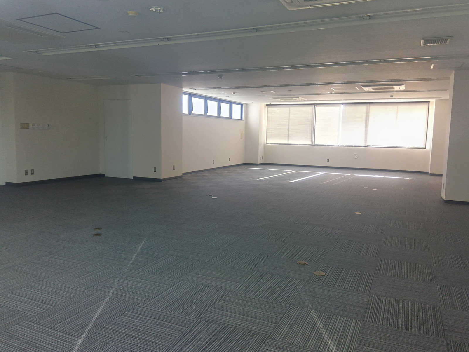 貸室奥側から見た室内