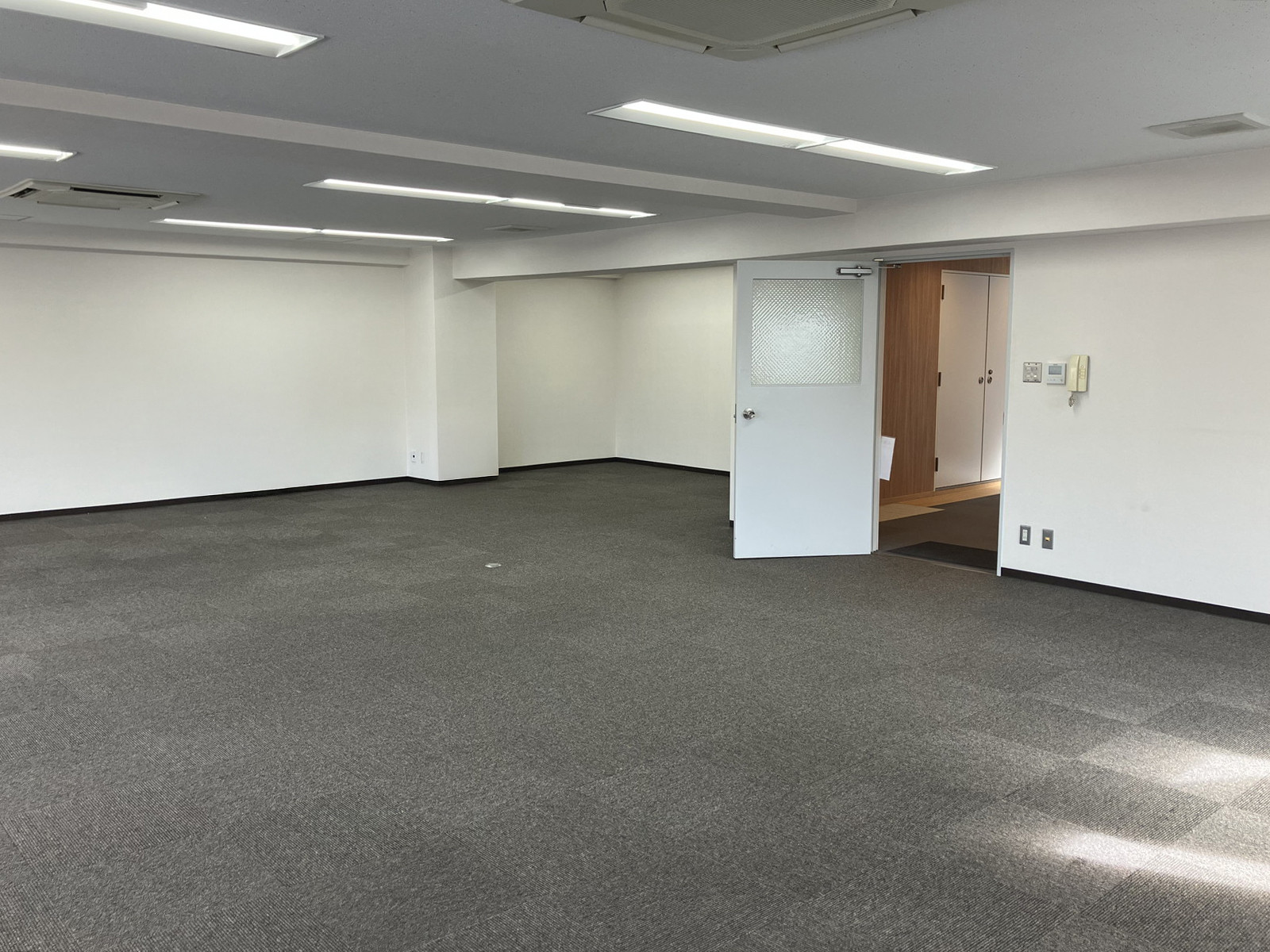 貸室奥側から見た室内