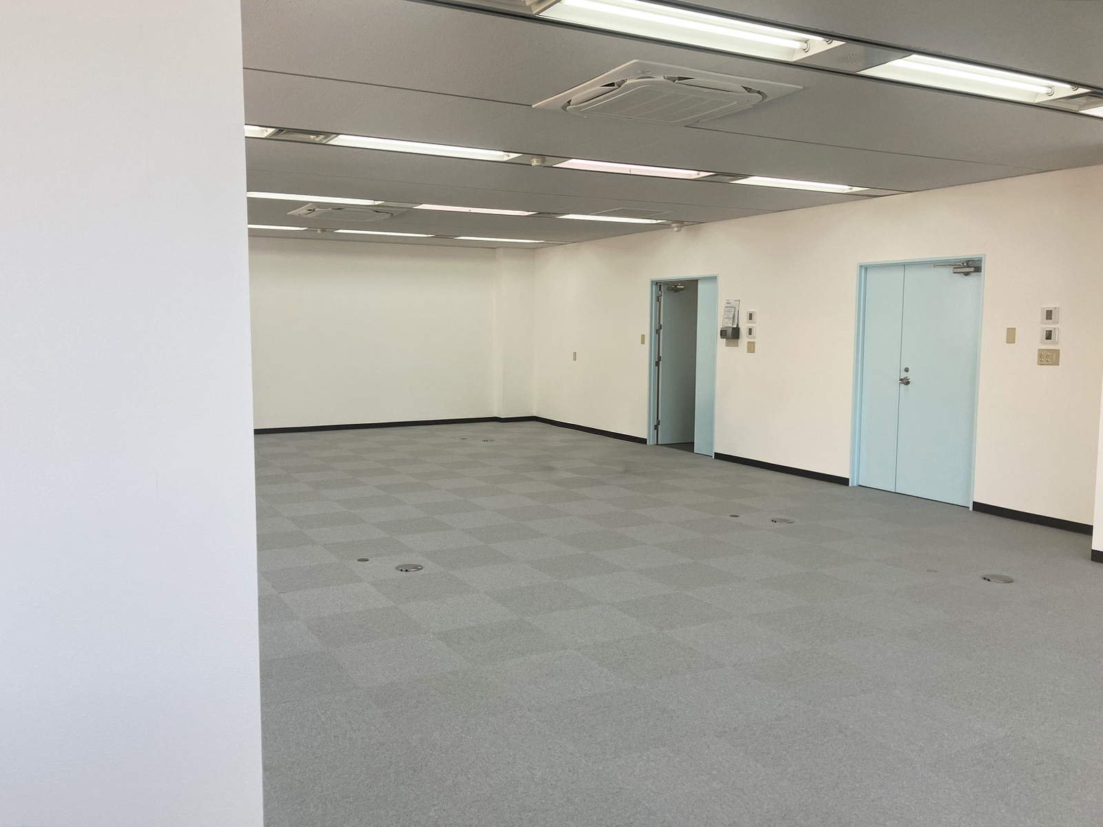 貸室奥側から見た室内