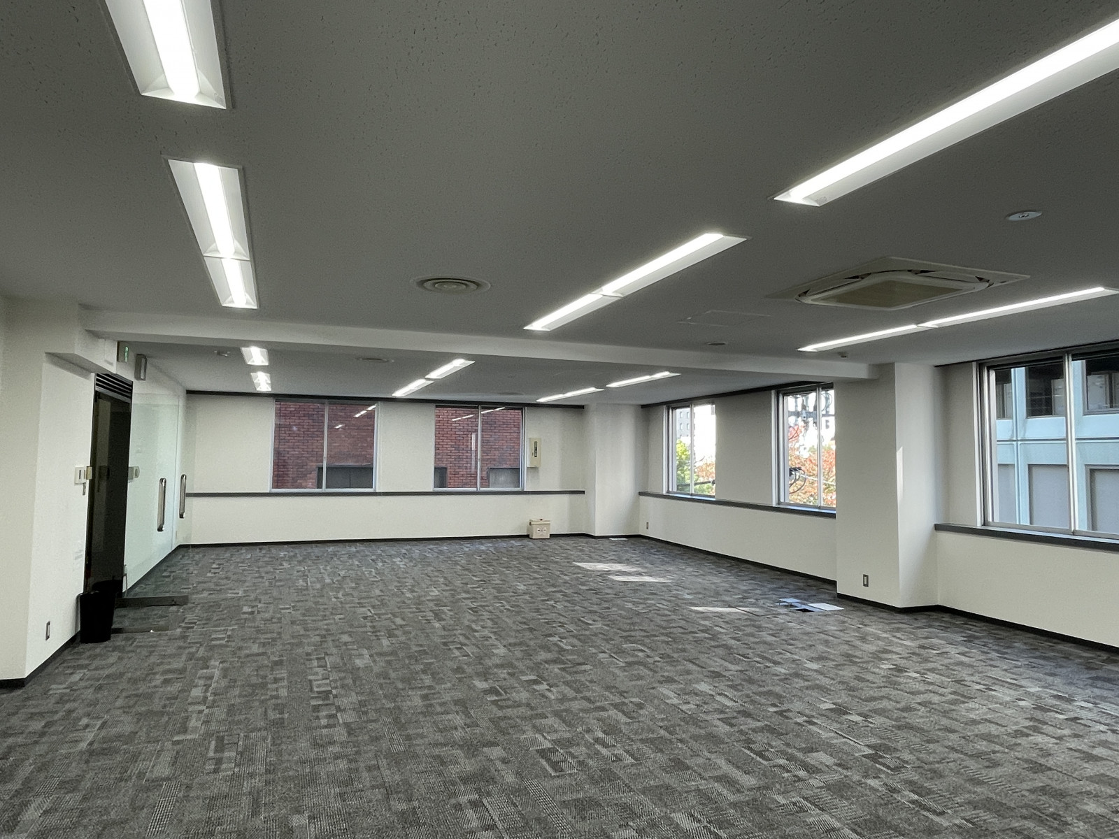 貸室奥側から見た室内