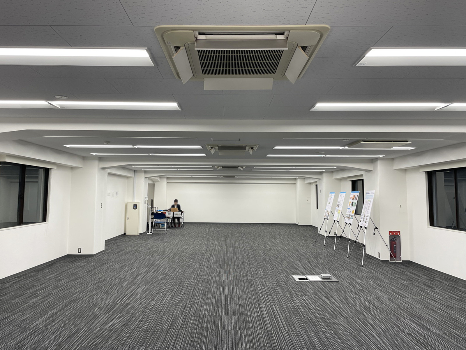 貸室奥側から見た室内