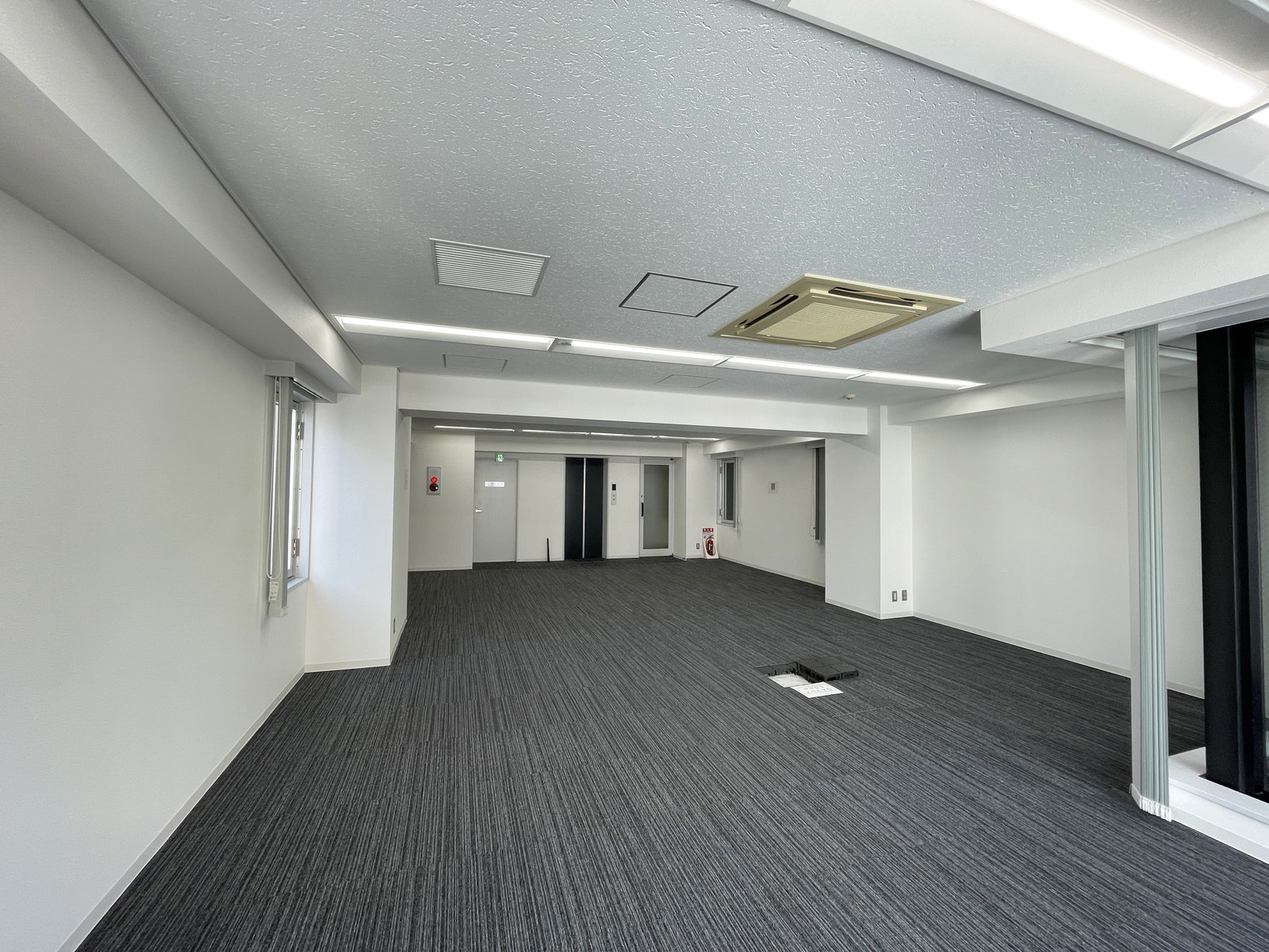 貸室奥側から見た室内