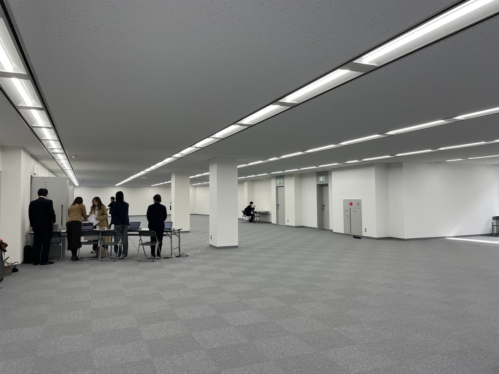 貸室奥側から見た室内