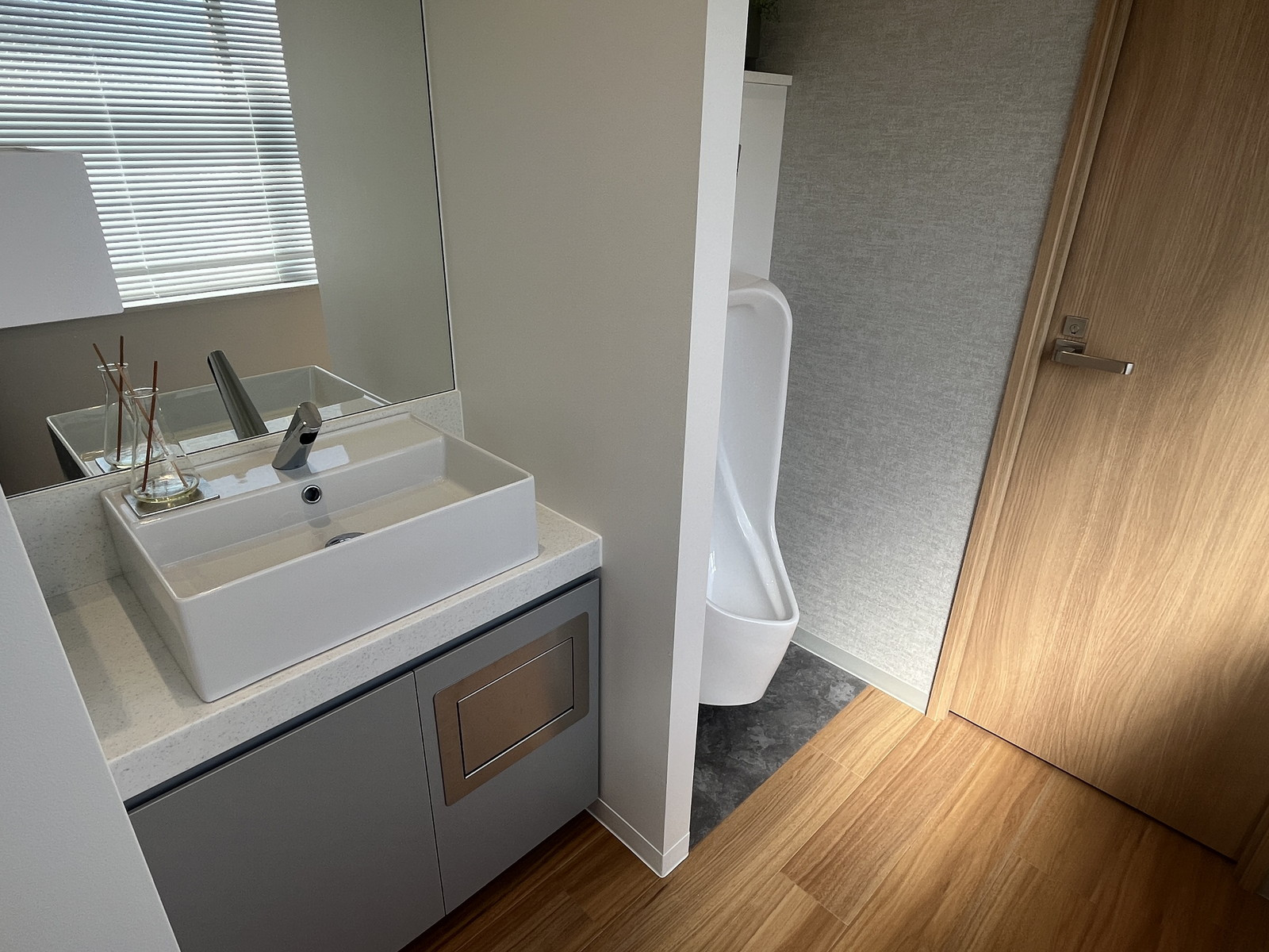 男性用トイレと洗面台