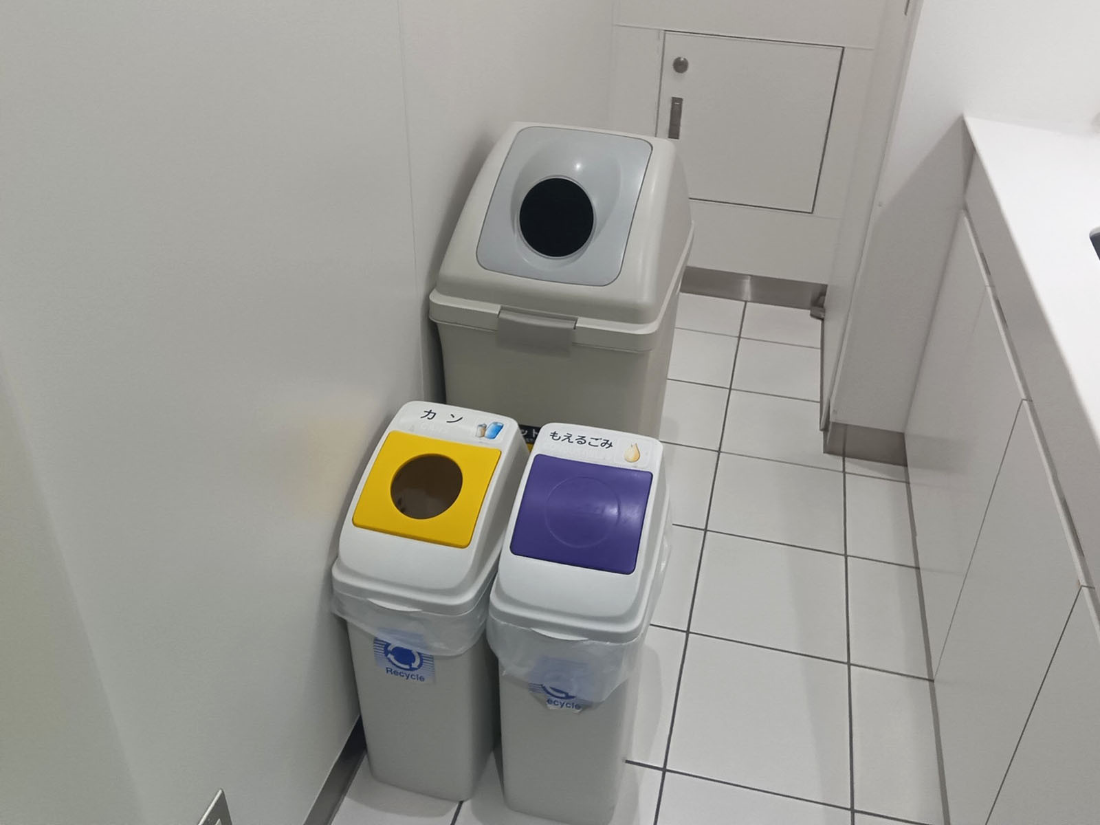 給湯スペース内のゴミ箱