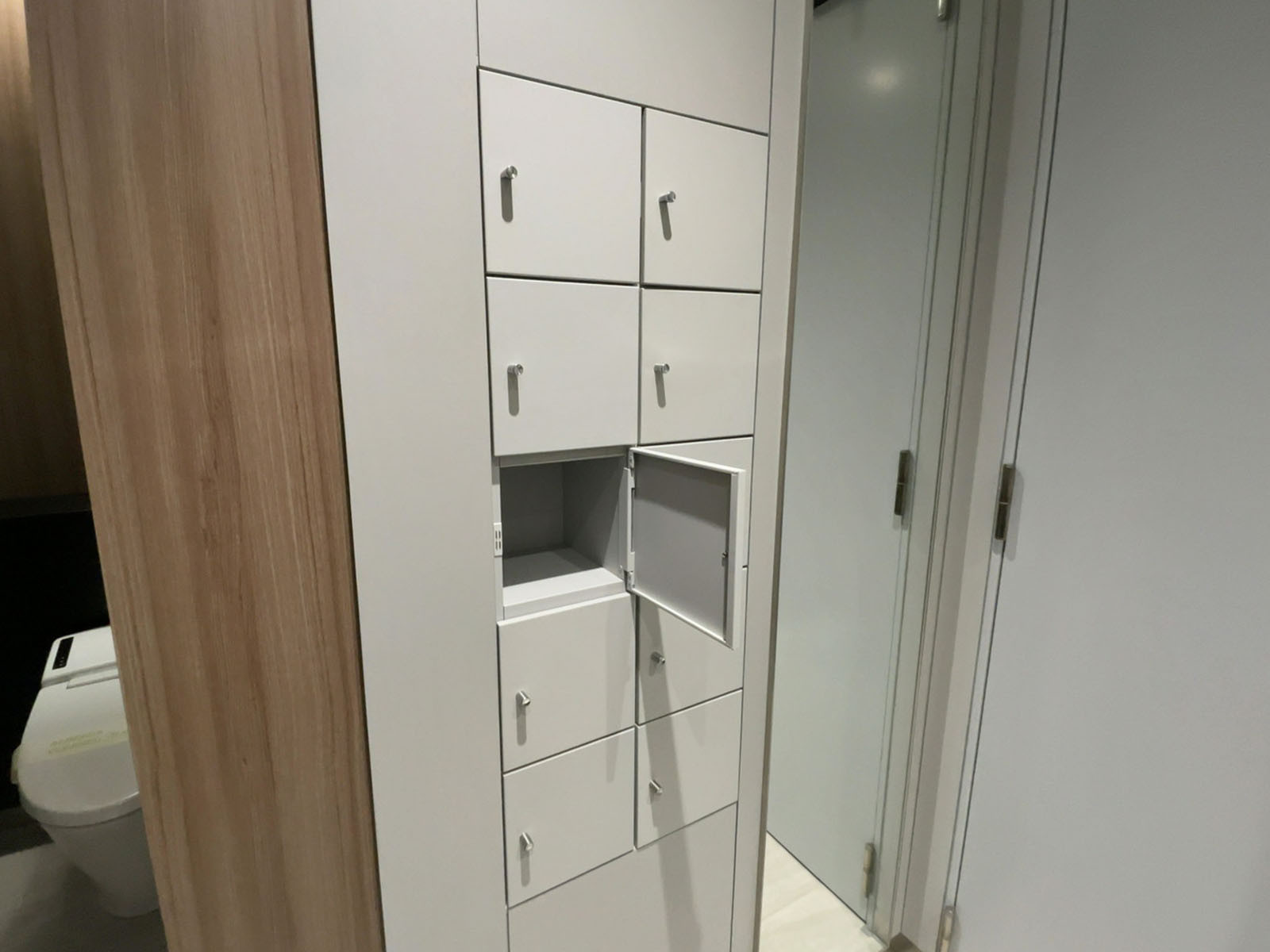 女性用トイレ内の小物入れ