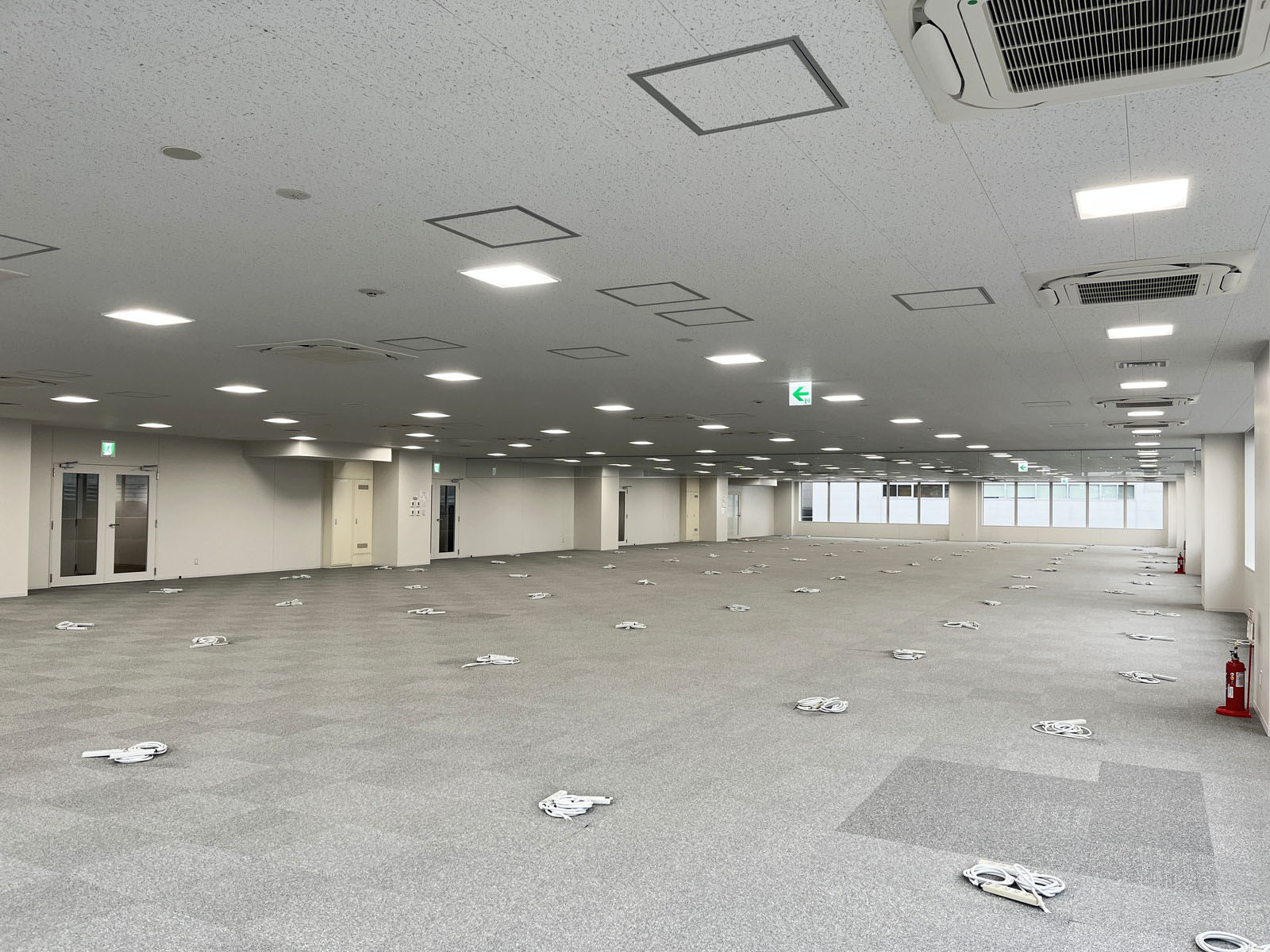 貸室奥側から見た室内