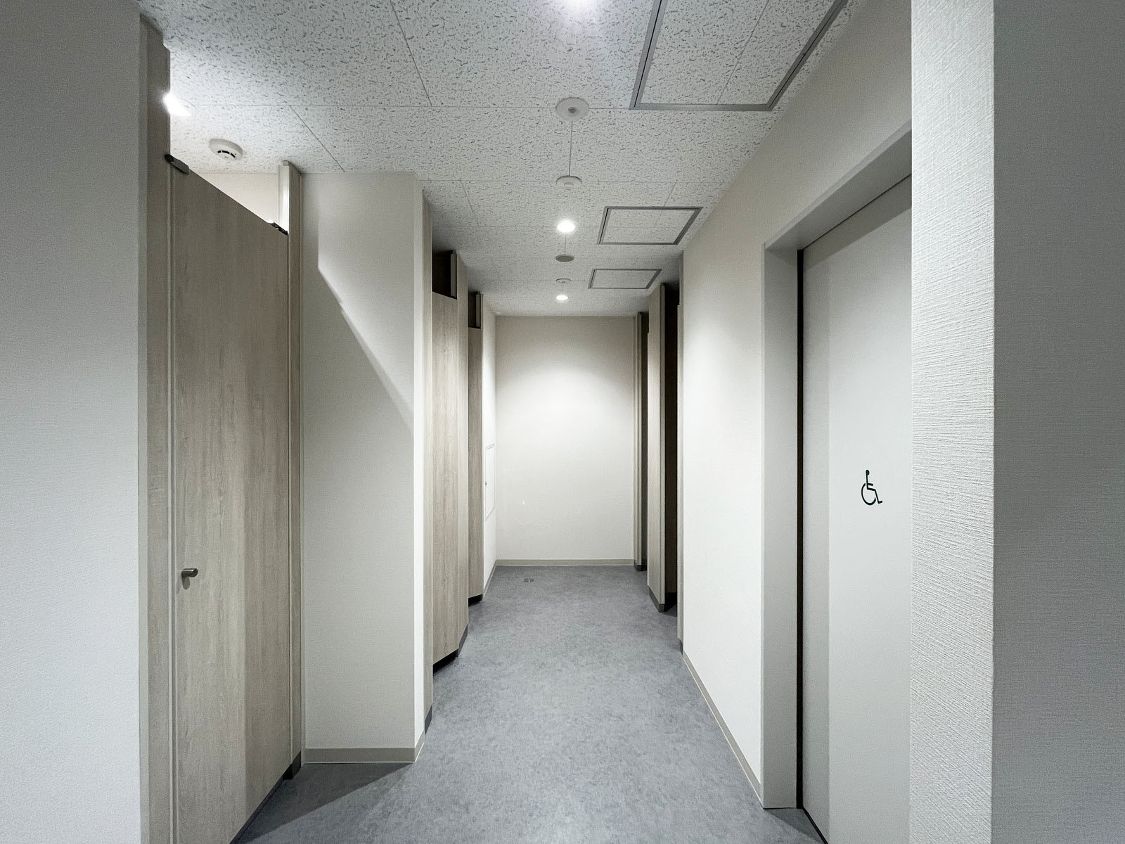 女性個室トイレ(4室)