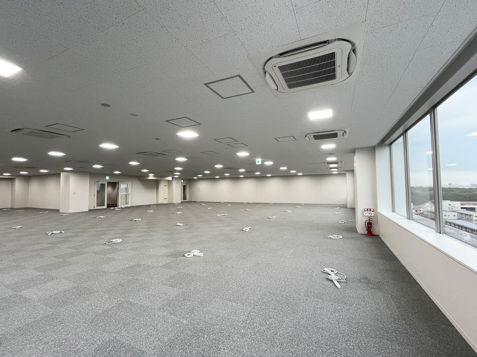 貸室奥側から見た室内