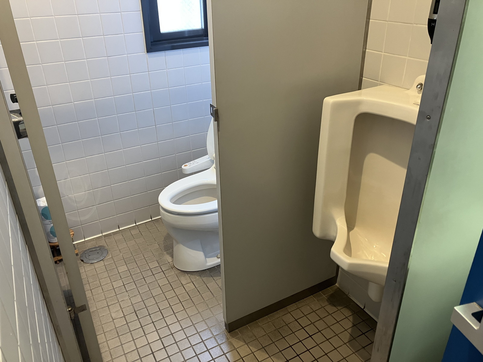 個室トイレと男性用トイレ