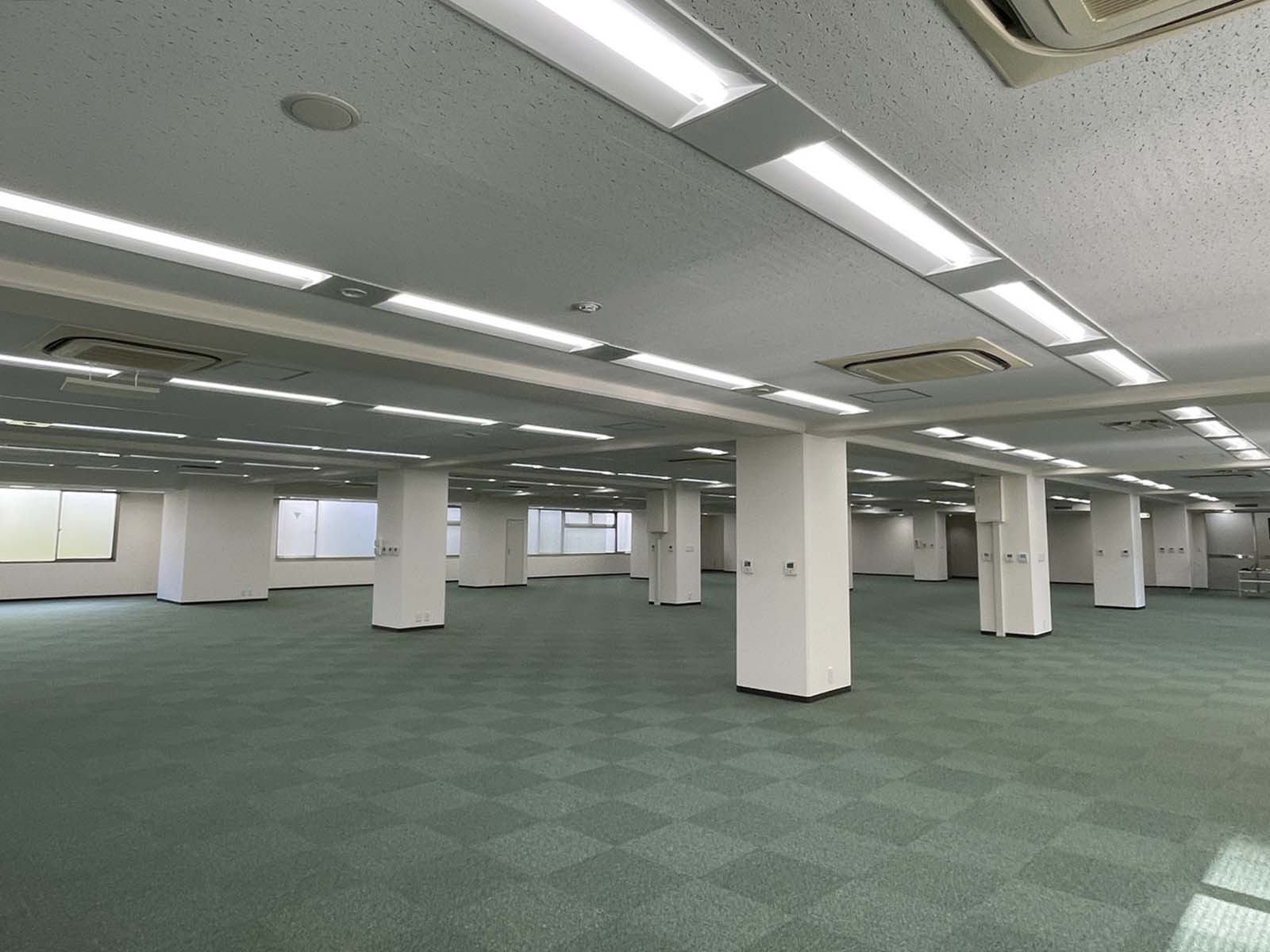 貸室奥側から見た室内