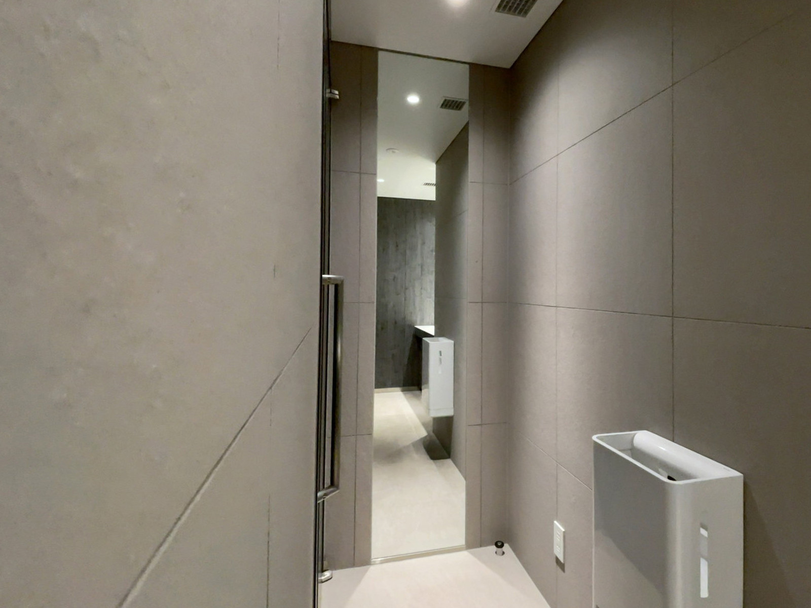 トイレ内の全身鏡