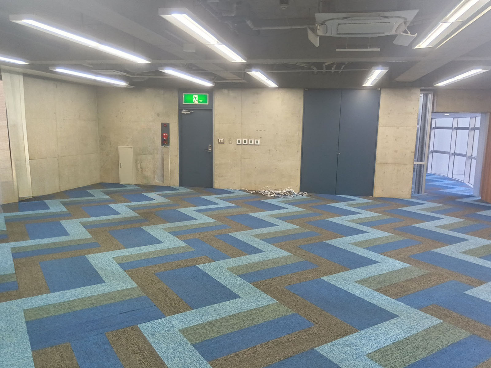貸室奥側から見た室内