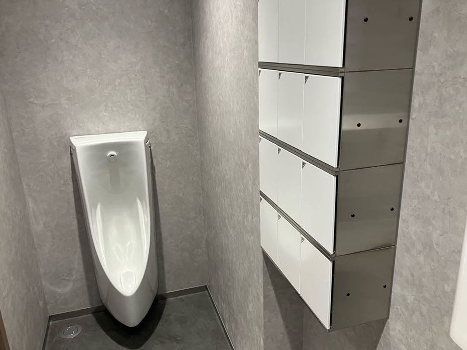 男性用トイレとパーソナルアメニティボックス