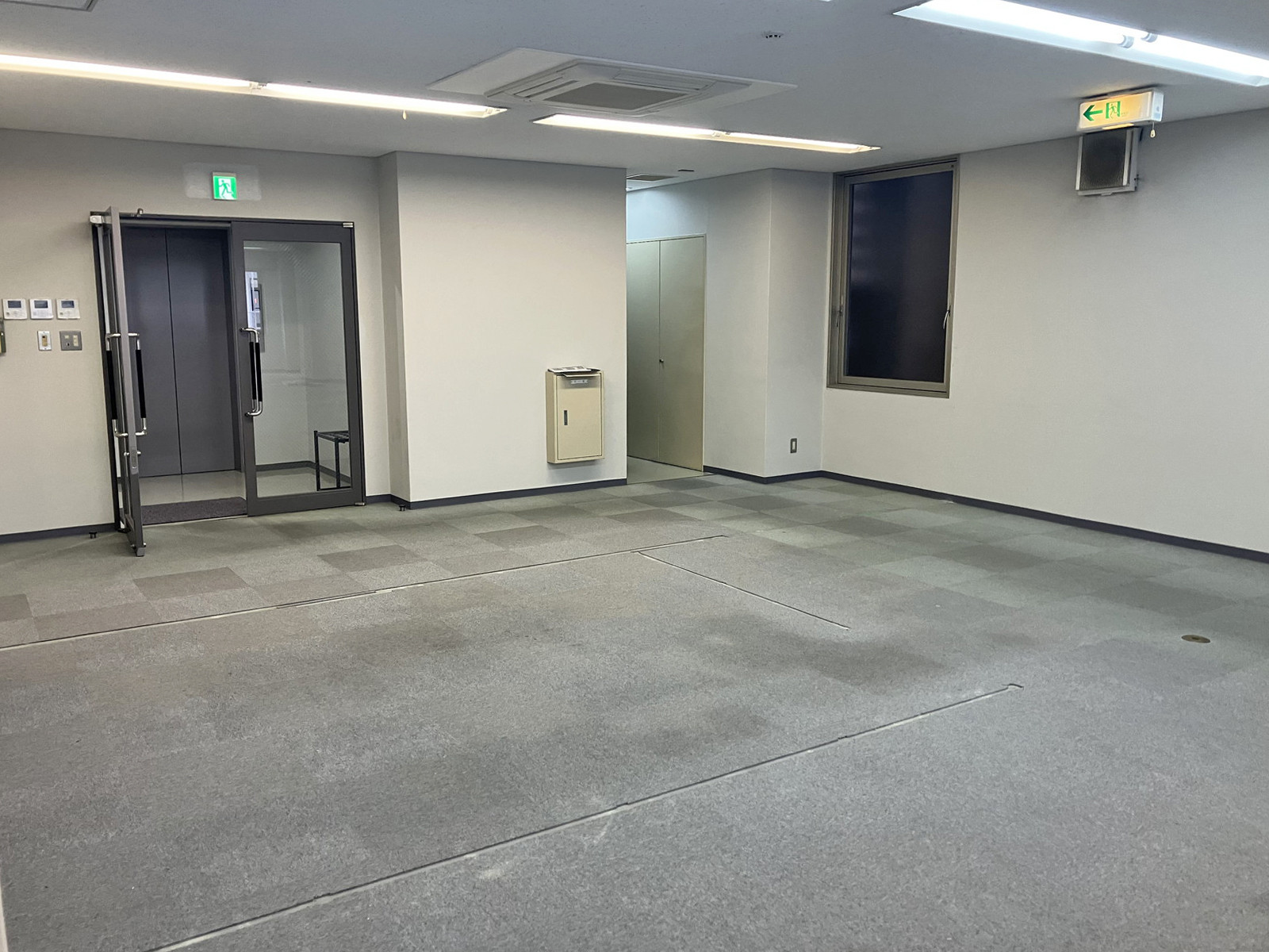 貸室奥側から見た室内