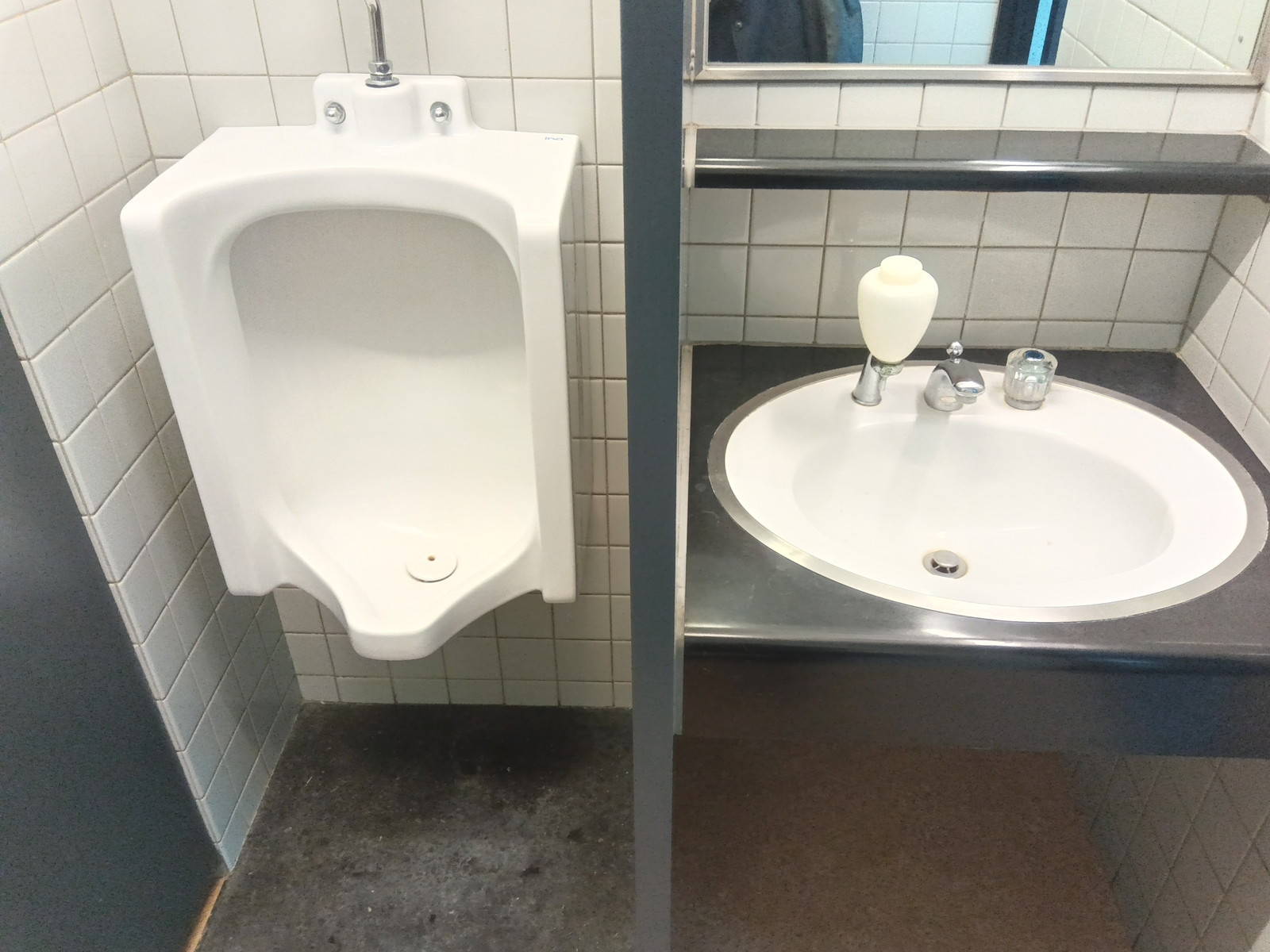 男性用トイレと洗面台