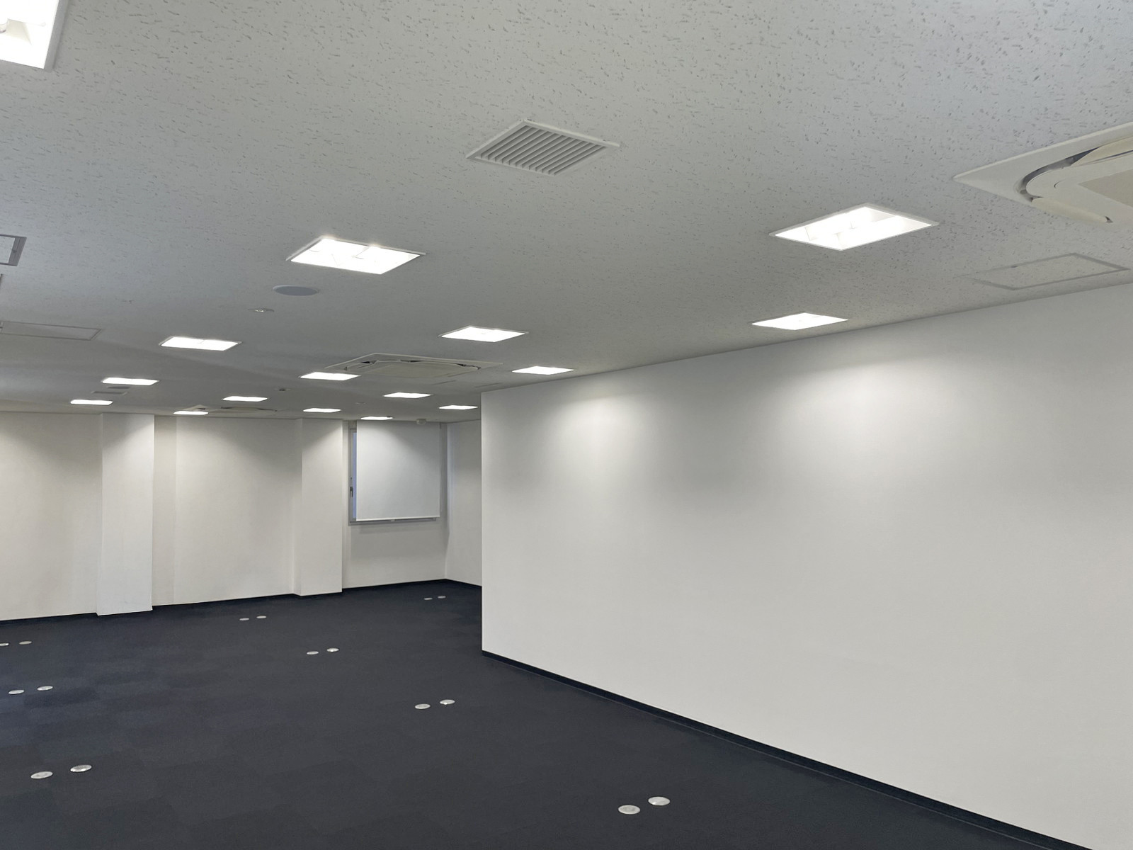貸室奥側から見た室内