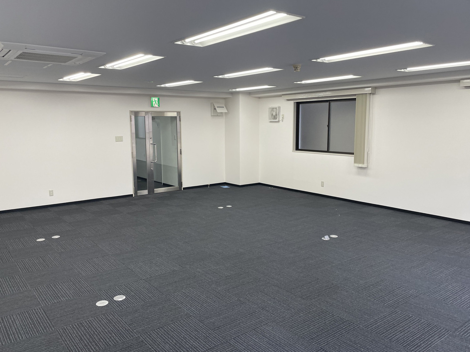 貸室奥側から見た室内